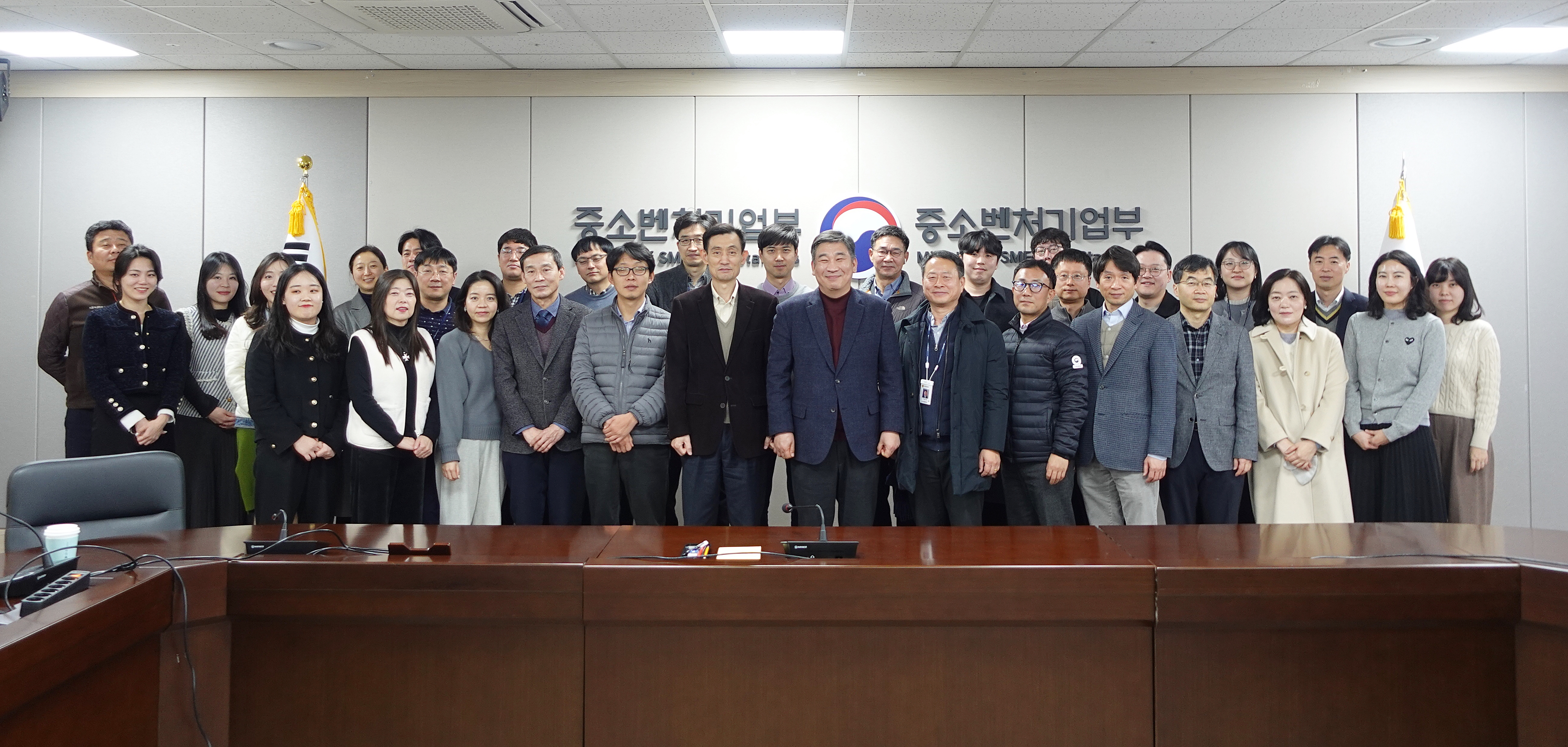2024.12.19.THURS 19:00~21:00 서울시 영등포구 은행로 30(여의도동) 중소기업중앙회 kbiz(B1층) 제3회 동반성장청년포럼 성공의 비밀을 말하다, 청년을 위한 성공 로드맵 / 정운찬-동반성장연구소 이사장, 최승재-중소기업 옴부즈만, 하태진-(주)버넥트 대표